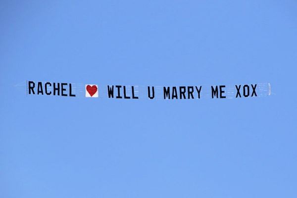Banner met huwelijksaanzoek in de lucht