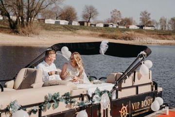 Romantisch varen huwelijkscadeau Varen in een loungeboot huwelijkscadeau